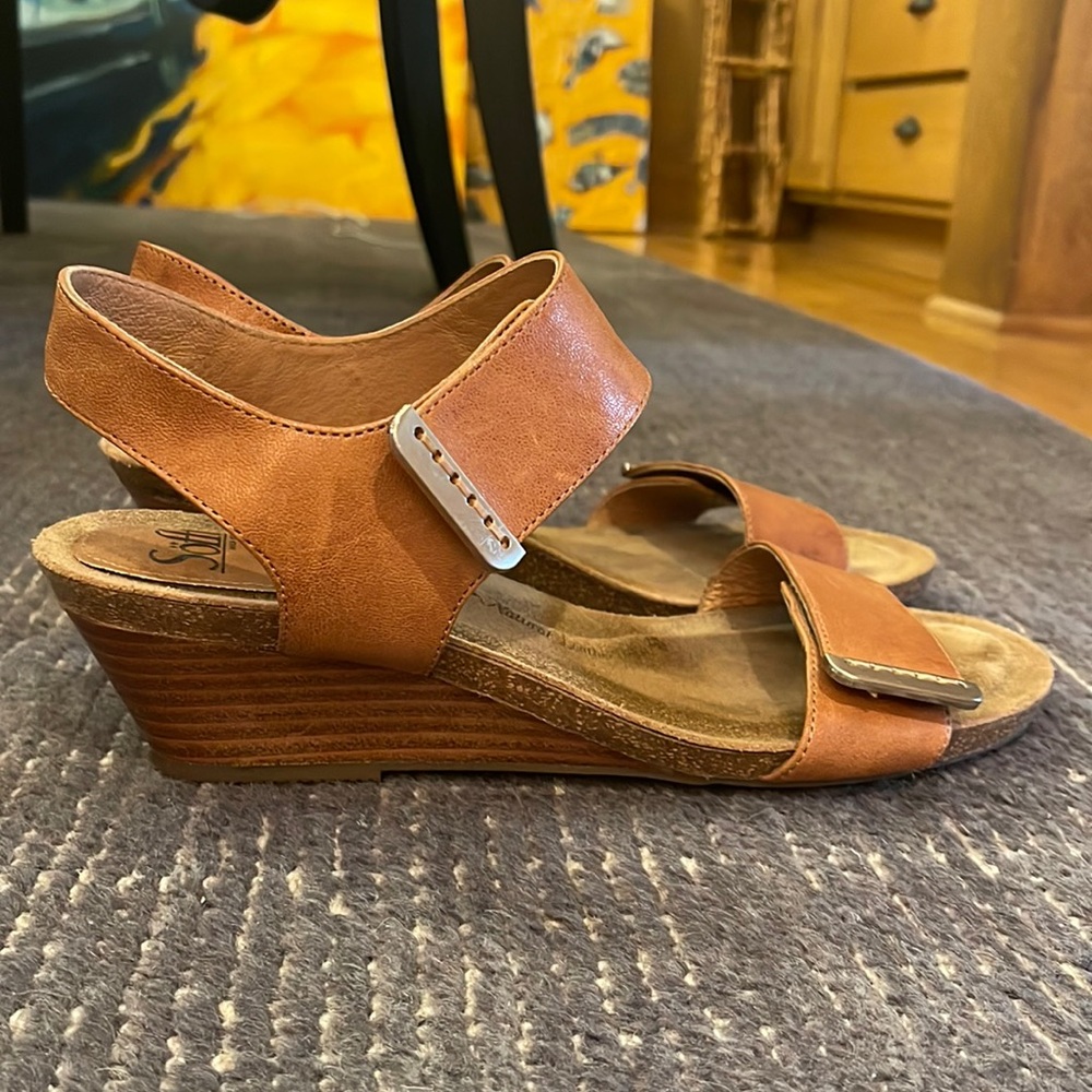 Sofft Women’s caramel brown leather sandal with wood wedge size 11m